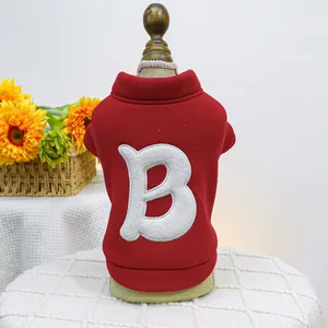Detalle de sudadera roja oscura para mascota con letra B blanca en tejido de algodón