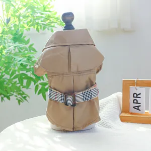 Détail du trench-coat pour chien kaki avec ceinture à carreaux et boutons résine