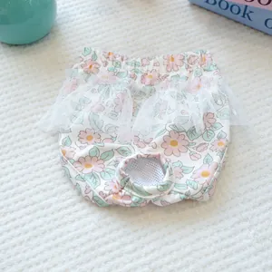 Dettaglio dei pantaloni fisiologici per cani a fiori con pizzo e fodera in mesh traspirante