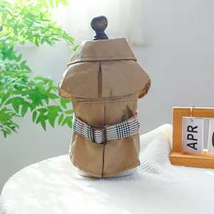 Détail d'un trench-coat kaki pour chien avec ceinture à carreaux et rabat d'épaule