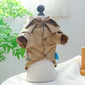 Détail du trench-coat pour chien kaki avec liseré à carreaux et boutons marron
