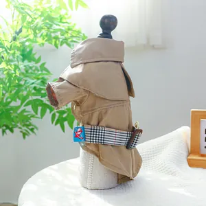 Détail du trench-coat kaki pour chien avec ceinture à carreaux et col rabattu chic