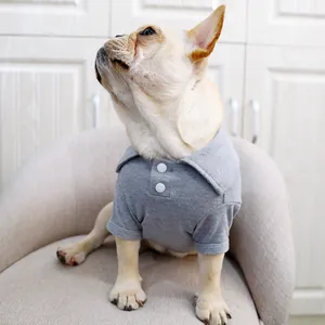 Détail du polo gris pour chien avec deux boutons blancs et texture en maille fine sur un bouledogue