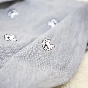 Vue détaillée du t-shirt gris pour chien avec broderie cartoon sur tissu doux