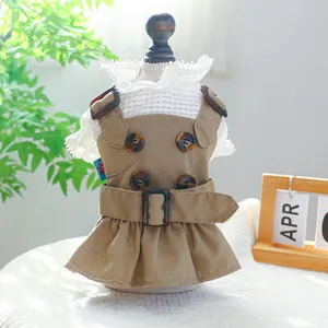 Détail d'une robe pour chien kaki avec gilet à double boutonnage et col en dentelle