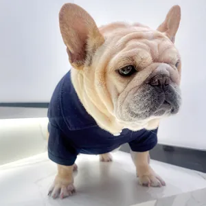 Détail d'un polo bleu marine pour chien avec boutons blancs et tissu texturé de qualité