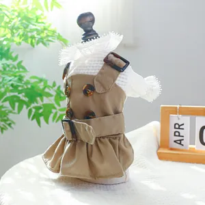 Détail d'un trench-coat kaki pour chien avec col en dentelle blanche et boutons
