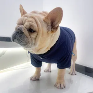 Détail du polo pour chien bleu marine en coton piqué de qualité avec col classique