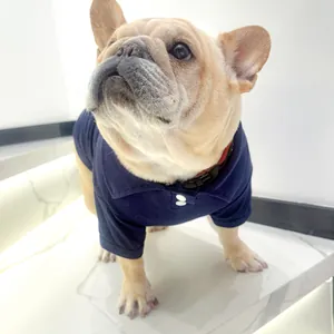 Détail du polo pour chien bleu marine avec col classique et deux boutons blancs élégants