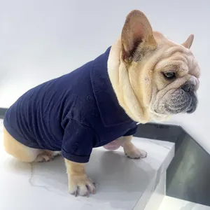 Détail du polo pour chien en coton bleu marine avec broderie d'ancre et col classique