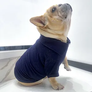 Gros plan d'un polo bleu marine pour chien en tissu piqué porté par un bouledogue