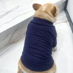 Gros plan d'un polo pour chien bleu marine avec broderies d'ancres et col classique