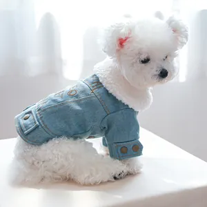 Detail einer hellblauen Denim-Haustierjacke mit weißem Lammfellkragen und Stickerei