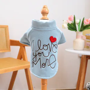 Detail eines blauen Haustier-Sweatshirts mit I Love You More Bestickung und Herz-Patch