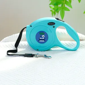 Détail de la laisse rétractable bleu menthe avec motif monstre violet et crochet métal