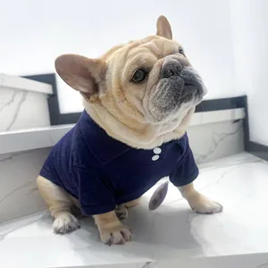 Détail d'un polo bleu marine pour animaux avec des boutons blancs et un col polo classique