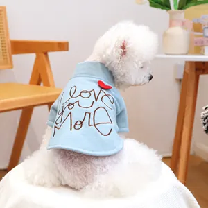 Nahaufnahme hellblaues Hunde-Sweatshirt mit I love you more Stickerei und Herz-Detail