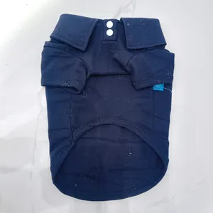 Détail macro du polo bleu marine pour chien avec broderie d'ancres et col polo classique