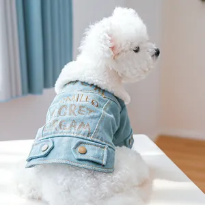 Detail der hellblauen Denim-Haustierjacke mit weißem Vlieskragen und Stickerei