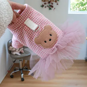 Detailansicht eines rosa karierten Haustierkleides mit Bären-Patch und Tüllrock mit D-Ring