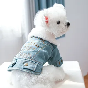 Detail der Hunde-Jeansjacke mit Fleecekragen und Smile Secret Team Stickerei