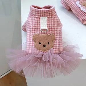 Hundekleid mit rosa Hahnentrittmuster, Bärenstickerei, Tüllrock und praktischem D-Ring