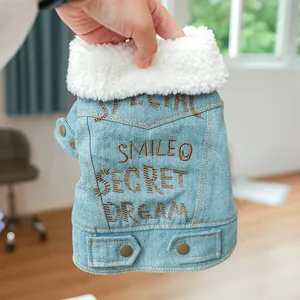 Detail der Haustier-Jeansjacke mit warmem Lammwollkragen und brauner Buchstabenstickerei
