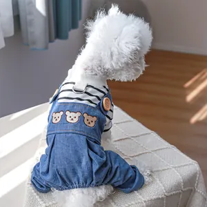 Détail d'un t-shirt rayé pour animaux et d'une salopette en jean avec broderie d'ours