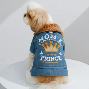 Detail der Hunde-Jeansjacke mit Mom's Prince Stickerei und weichem Plüschkragen