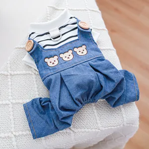 Détail de chemise rayée et salopette en jean pour animaux avec broderie ours et anneau D