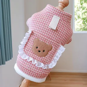 Detailansicht eines rosa karierten Haustierpullovers mit Bären-Patch und Spitze