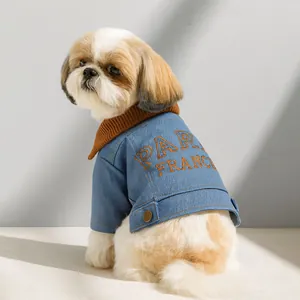 Detailansicht der Hunde-Jeansjacke mit Paris-Stickerei und orangefarbenem Rippkragen
