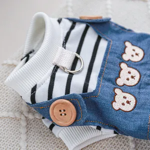 Détail de la combinaison pour animaux avec rayures, broderie ours et anneau en D
