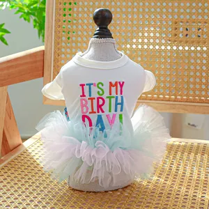 Détail de robe d'anniversaire pour chien avec broderie colorée It's My Birthday sur blanc