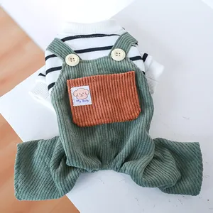 Détail de la salopette en velours vert pour animaux avec poche My Baby
