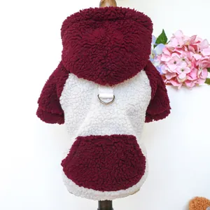Détail du sweat à capuche pour chien en polaire sherpa avec anneau en D