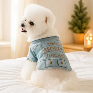 Blaue Hunde-Jeansjacke mit weißem Lammfellkragen und Stickerei für winterliche Wärme