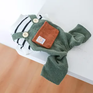Salopette en velours vert pour chien avec t-shirt rayé et écusson ours mignon