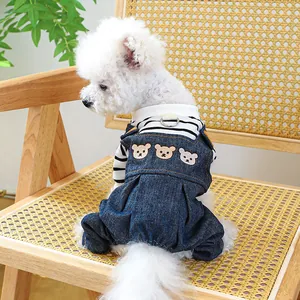 Détail d'un ensemble pour chien avec t-shirt rayé et broderie ours sur le jean