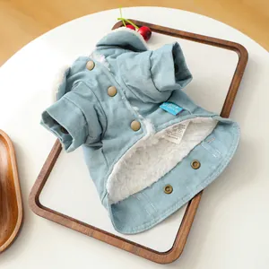 Blaue Denim Haustierjacke mit weißem Fleece-Futter und Vintage-Metallknöpfen für Hunde