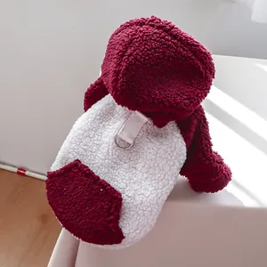 Vue détaillée du gilet chaud en polaire pour animaux avec anneau en D et coutures contrastées
