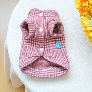 Detail der rosa karierten Hunde-Winterweste mit Druckknöpfen und Petcircle-Etikett
