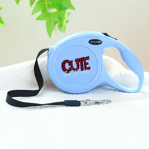 Détail de la laisse rétractable bleue pour chien avec crochet en métal et sangle