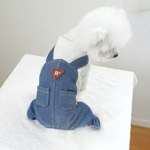 Détail de la salopette en jean pour chien avec poches arrière et écusson logo R
