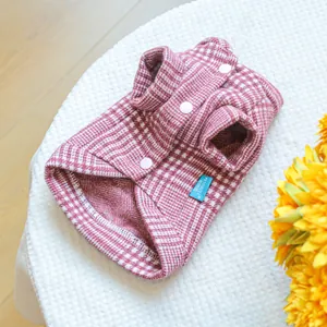 Detailaufnahme der rot-weiß karierter Hundeweste mit rosa Druckknöpfen und weichem Innenfutter