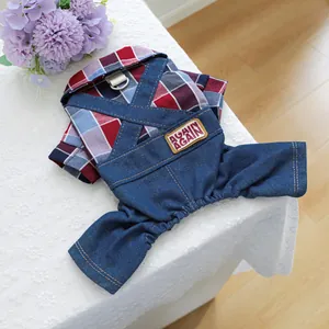 Détail de chemise à carreaux avec salopette en jean et anneau en D pour laisse de chien