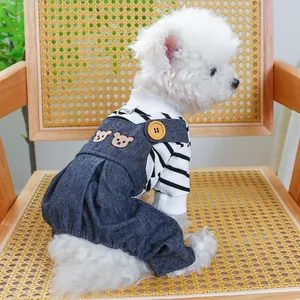 Ensemble pour chien avec haut rayé noir et blanc et salopette en jean avec motif ours