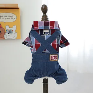 Détail de la salopette pour chien avec anneau en D et tissu écossais rouge et bleu