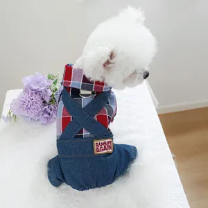 Vue arrière d'une salopette en jean pour chien avec chemise à carreaux et anneau en D