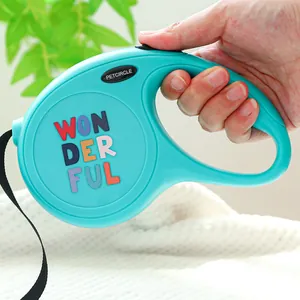Détail de la laisse rétractable bleue ergonomique avec lettres 3D colorées Wonderful